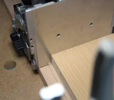 Pohjan/päällilevyn liittäminen keskiseinään