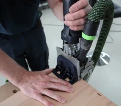 Pohjan/päällilevyn liittäminen kylkiin