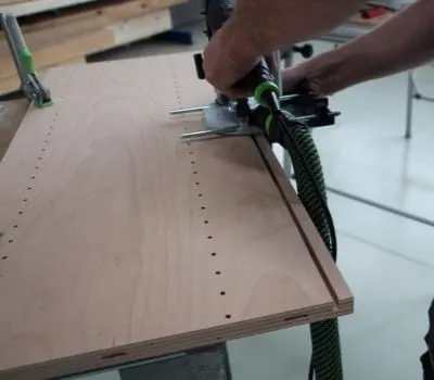 Uran jyrsiminen takaseinään