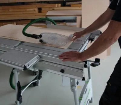 Yhdensuuntaisten palojen leikkaaminen