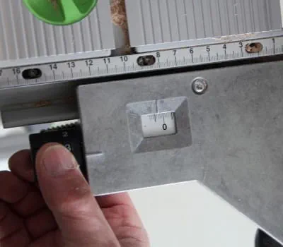 Vihje: Käytä sivuohjaimen hienosäädintä uran leveyden säätämiseen