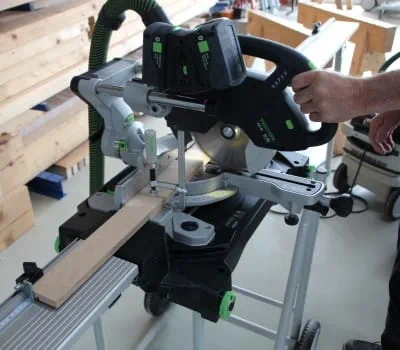 Etu-, taka- ja kylkikappaleiden leikkaaminen