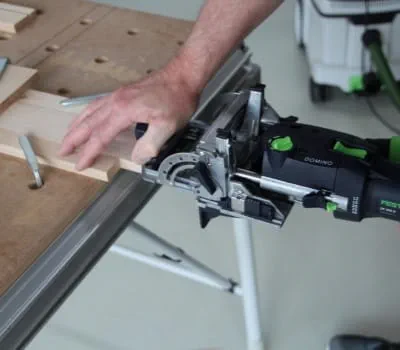 Osien liittäminen Domino-tapeilla