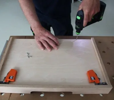 Vetolaatikon pohjan työntäminen paikalleen ja kiinnittäminen