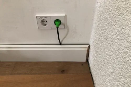 Kaapelien asentaminen jalkalistojen taakse / jalkalistojen loveaminen KAPEX-sahalla