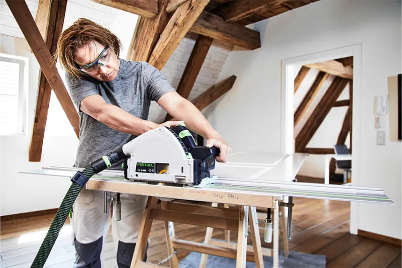 Lattia-asentaja Nadja Körbel ja Festool TSC 55