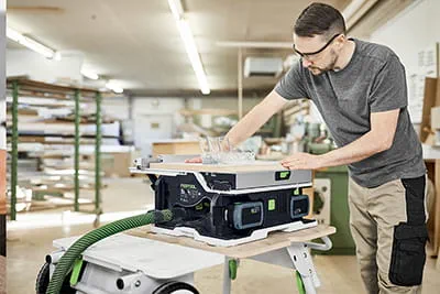 Festoolin uudella CSC SYS 50 -akkupöytäsahalla leikkaat matkatöissä yhtä tarkasti kuin verstaan levysahalla.