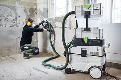 RG 130 ECI -saneeraushiomakoneen tuottama pöly poistetaan tehokkaasti CTM 36 AC RENOFIX -järjestelmäimurin ja CT-VA-esierottimen avulla, mikä takaa erinomaiset työtulokset ja vähäpölyisen työskentelyn.