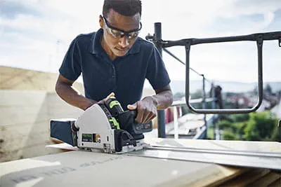 Auton hyllystöön asennettu Festool Systainer3