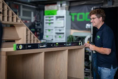 Gary Banks esittelee ylpeänä työkalukokoelmaansa