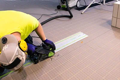 Pölytöntä työskentelyä uimahallissa esierottimella varustetun järjestelmäimurin ansiosta
