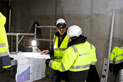 Mestarilaatoituksen työkeskustelu uima-altaan luona