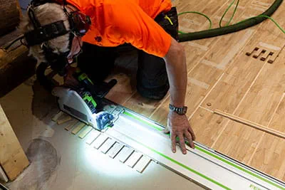 Parketti leikataan Festool-käsipyörösahalla