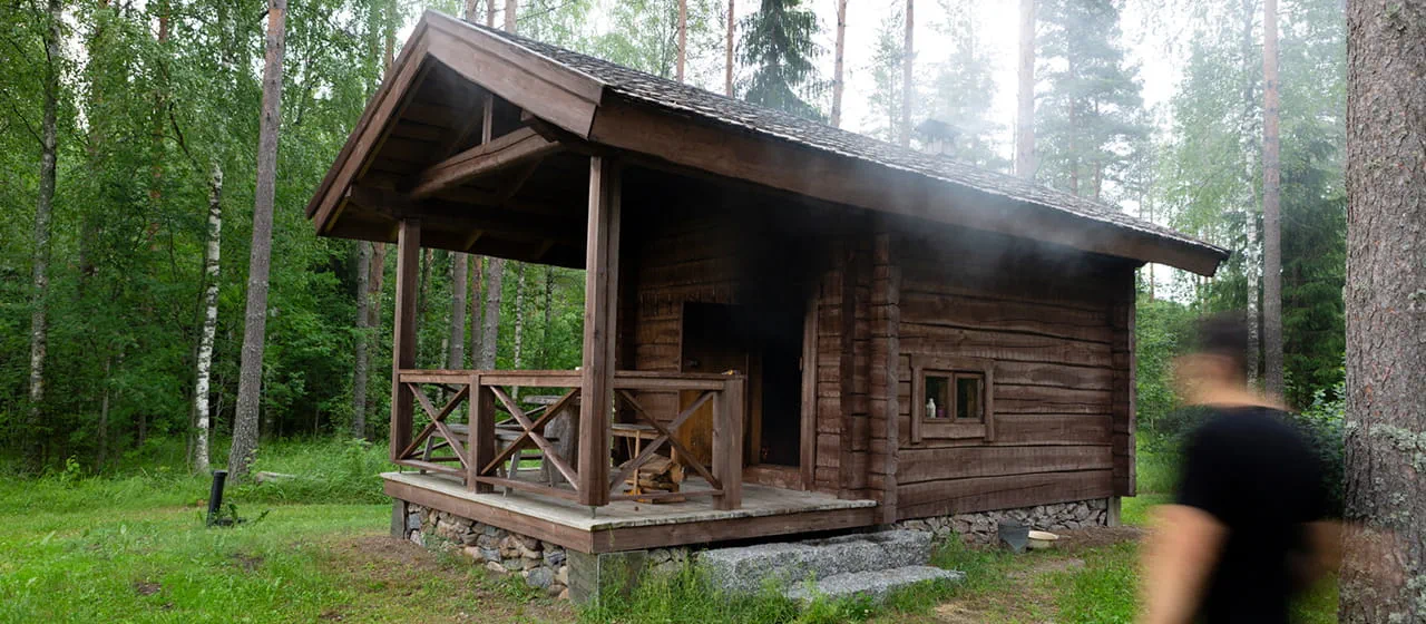 Savusaunan ulkopuoli.